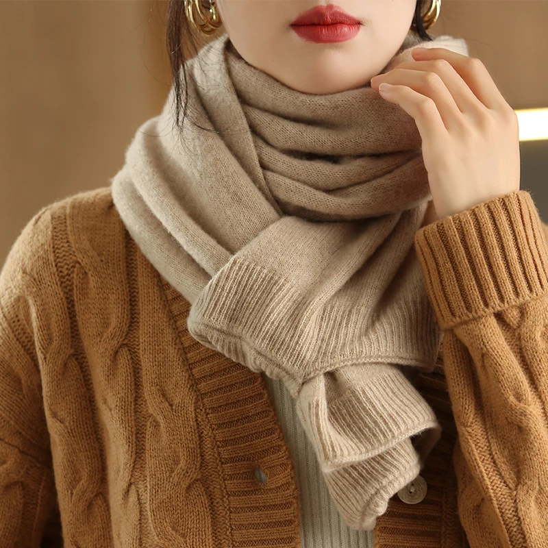 Lumi Women's Merino-wool Shawl - fabric and finish detail