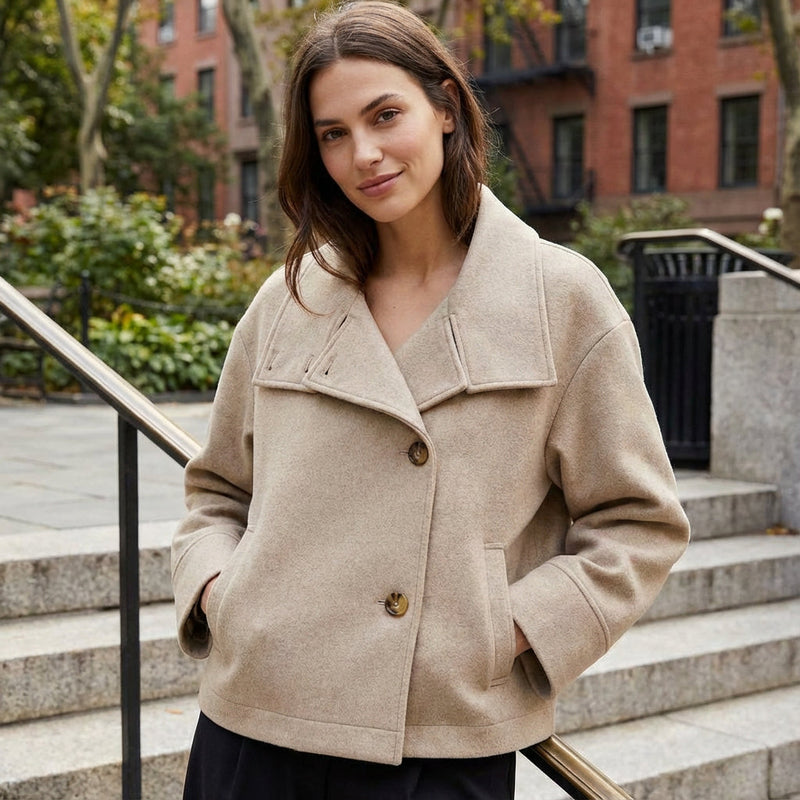 Chaqueta con Cuello Erguido para Mujeres de Clara | Cierre de Botones en la Parte Frontal, Largo Corto
