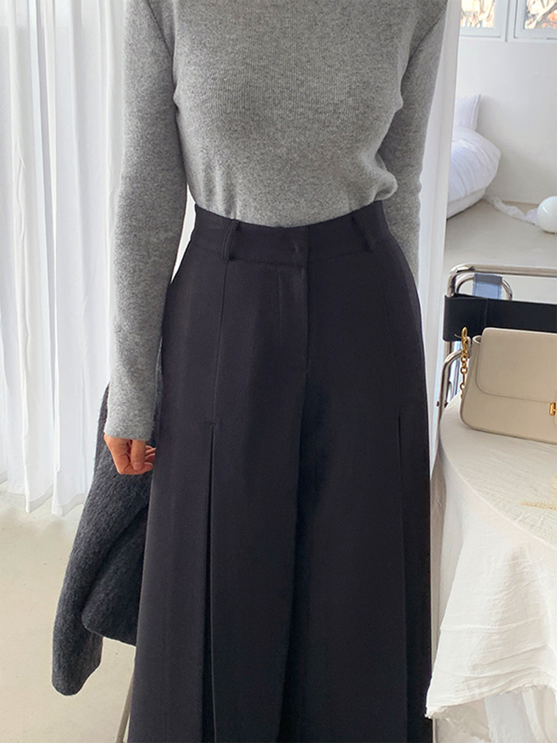 Eloise Women's Pleated Trousers - back view